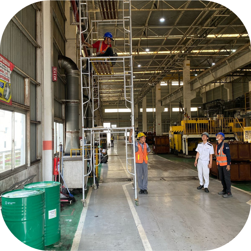 Tim bekerja di kantor